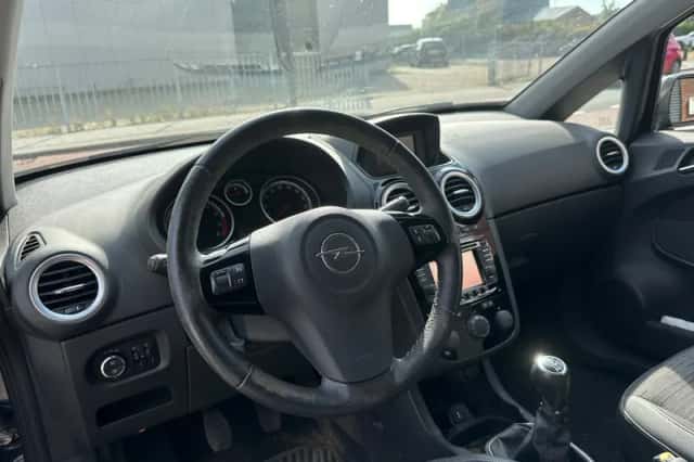 Opel Corsa (2014) thumbnail 3