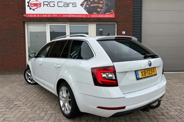 Škoda Octavia (2018) thumbnail 2
