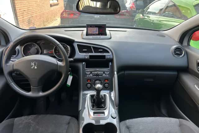 Peugeot 3008 (2010) thumbnail 3