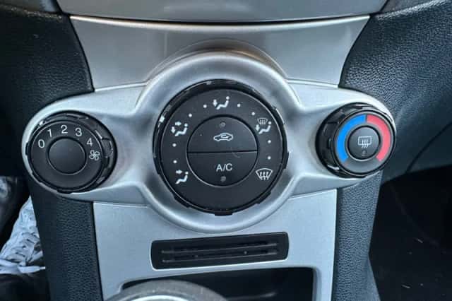 Ford Fiesta (2009) thumbnail 5