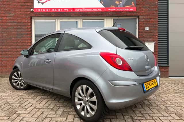 Opel Corsa (2010) thumbnail 2