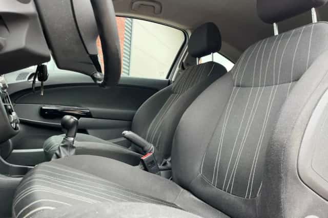 Opel Corsa (2010) thumbnail 4