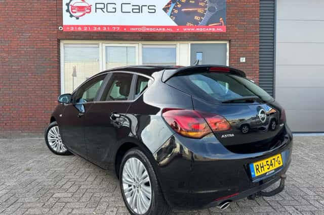 Opel Astra (2011) thumbnail 2