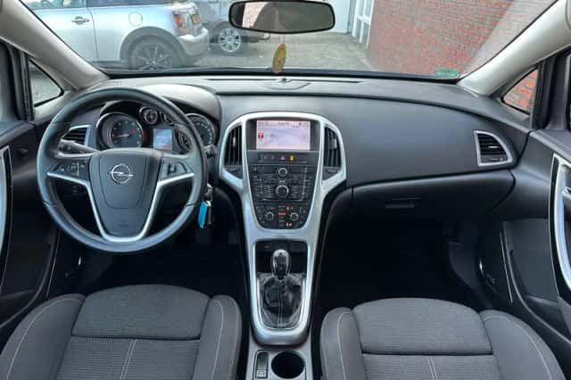 Opel Astra (2011) thumbnail 3