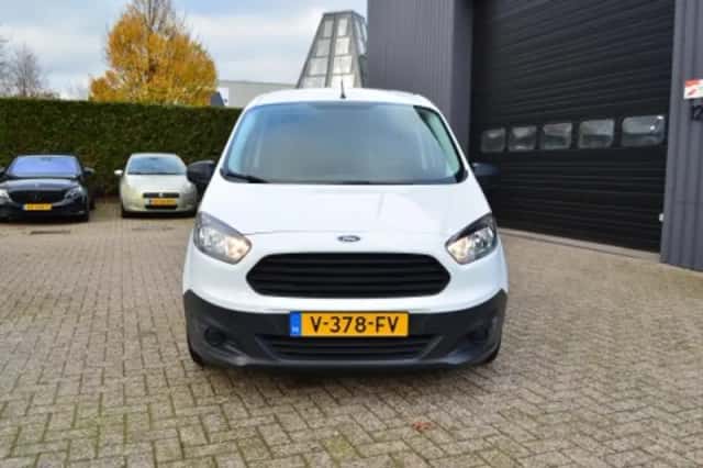 Ford Transit Courier (2017) thumbnail 3