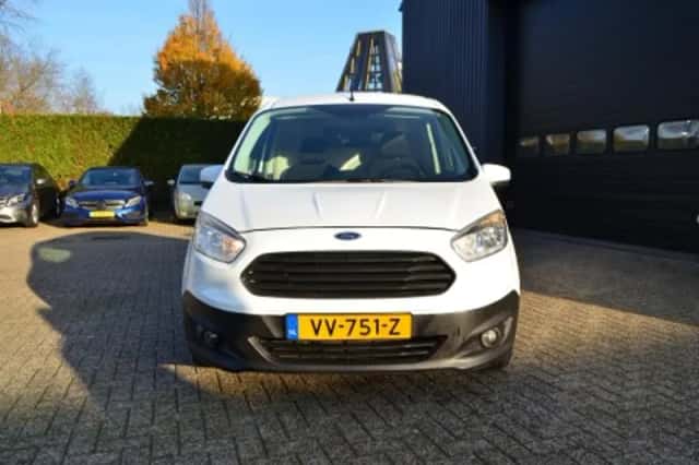 Ford Transit Courier (2016) thumbnail 2