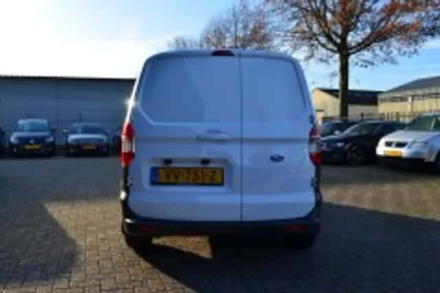 Ford Transit Courier (2016) thumbnail 4