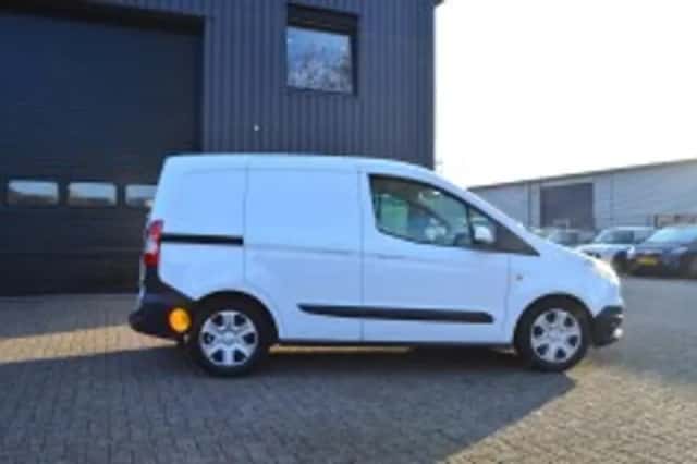 Ford Transit Courier (2016) thumbnail 5