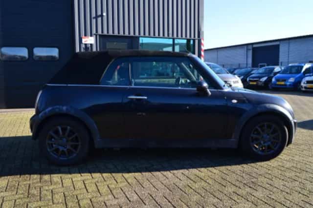 MINI Cooper (2006) thumbnail 3