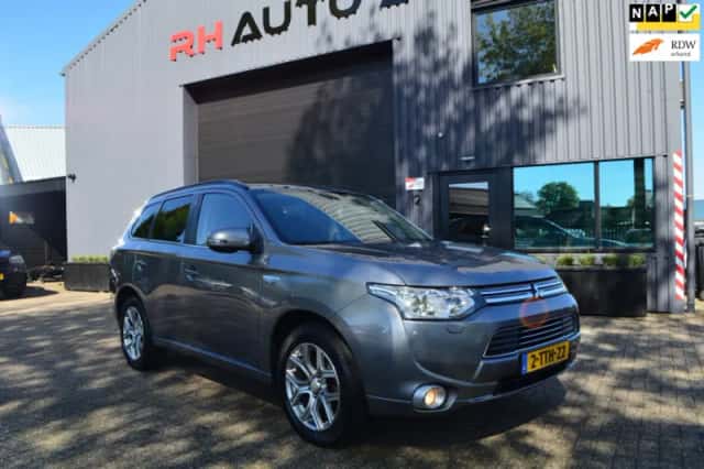Mitsubishi Outlander (2014) thumbnail 2
