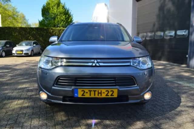 Mitsubishi Outlander (2014) thumbnail 3