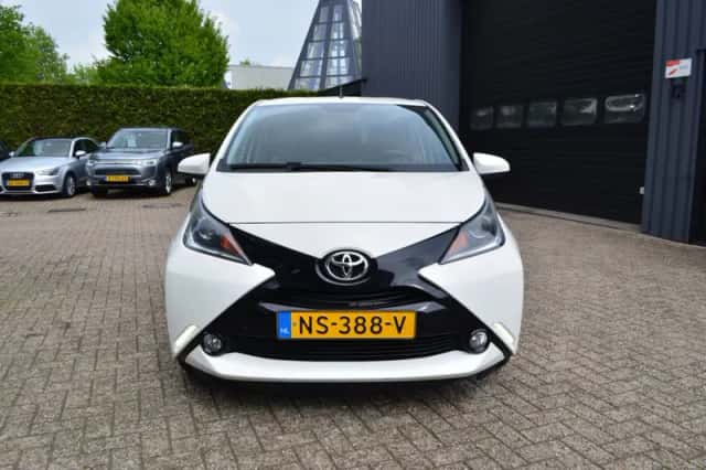 Toyota Aygo (2017) thumbnail 3