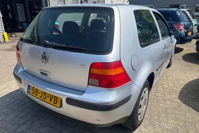 Volkswagen Golf (2002) thumbnail 3