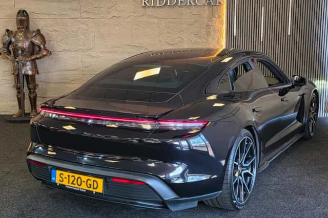 Porsche Taycan (2023) thumbnail 2