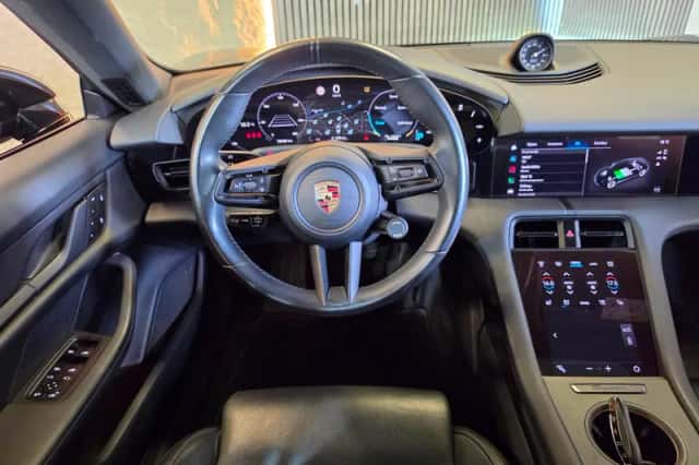 Porsche Taycan (2023) thumbnail 3
