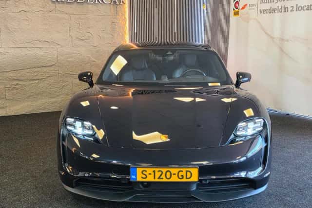 Porsche Taycan (2023) thumbnail 6