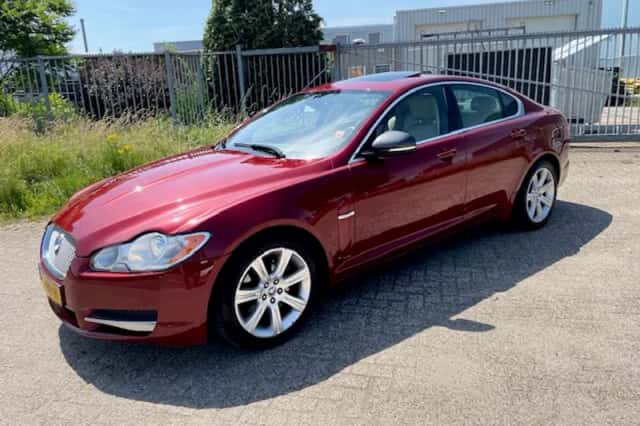 Jaguar XF (2011) thumbnail 3