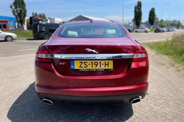 Jaguar XF (2011) thumbnail 4