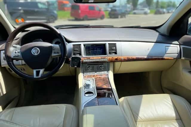 Jaguar XF (2011) thumbnail 5