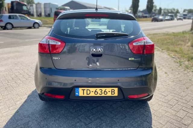 Kia Rio (2013) thumbnail 3