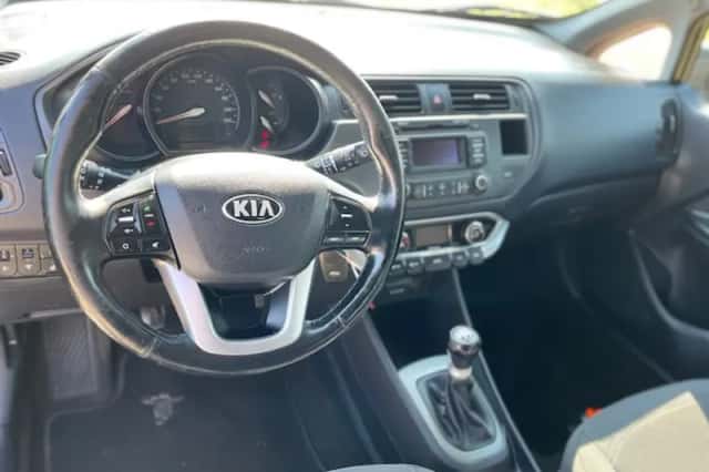 Kia Rio (2013) thumbnail 5