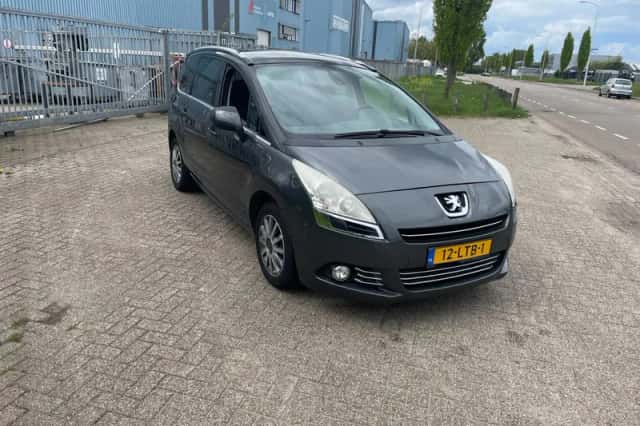 Peugeot 5008 (2010) thumbnail 2