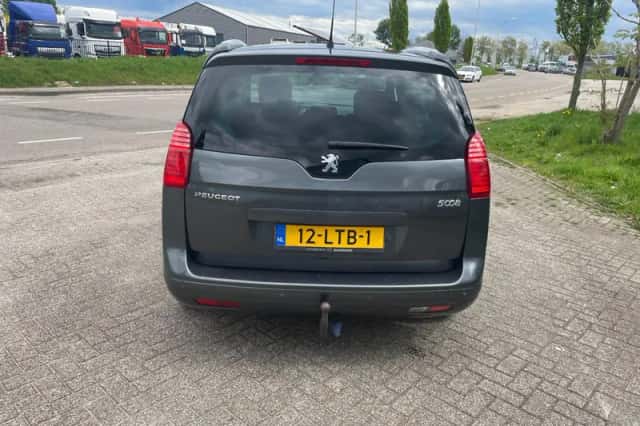 Peugeot 5008 (2010) thumbnail 4