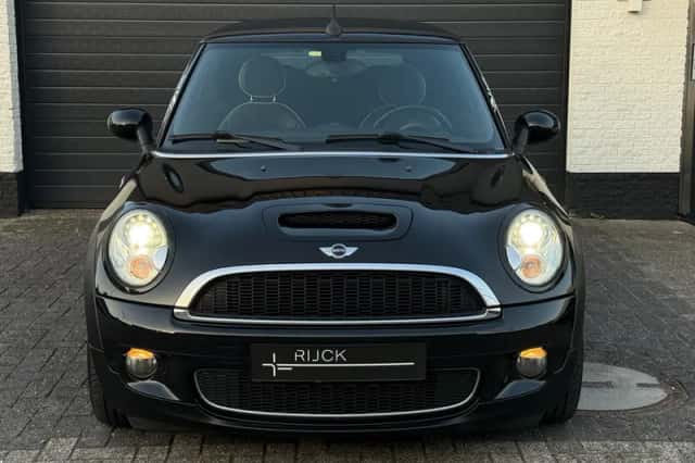 MINI Cabrio (2010) thumbnail 2
