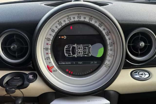 MINI Cabrio (2010) thumbnail 5