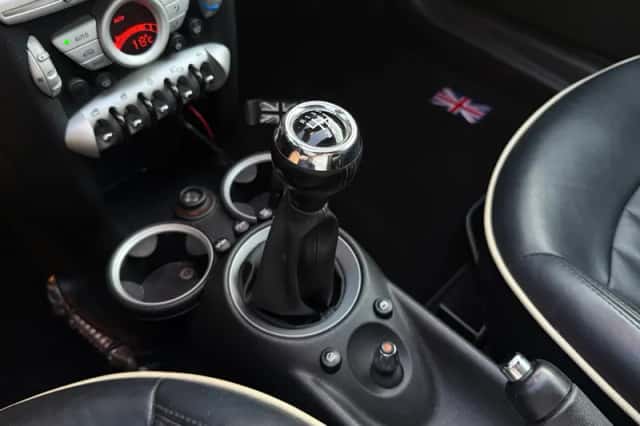 MINI Cabrio (2010) thumbnail 6