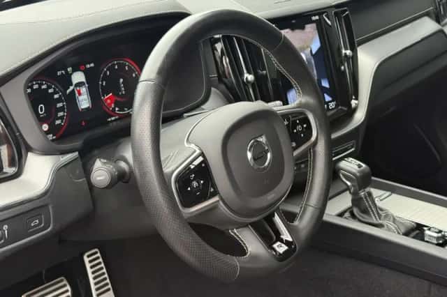 Volvo XC60 (2018) thumbnail 4