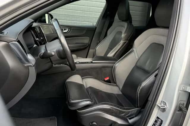 Volvo XC60 (2021) thumbnail 3