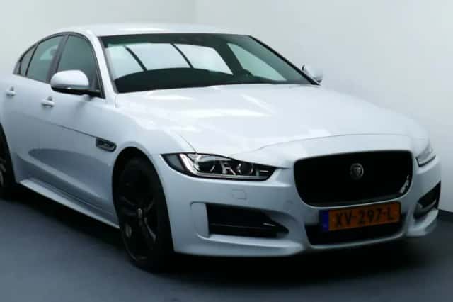 Jaguar XE (2019) thumbnail 1