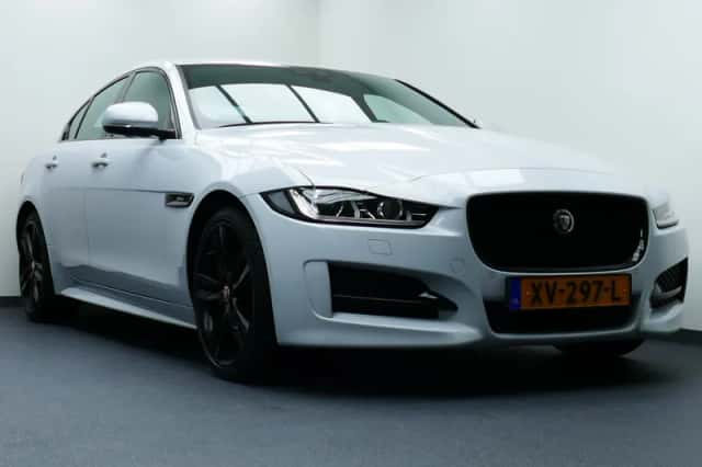 Jaguar XE (2019) thumbnail 3
