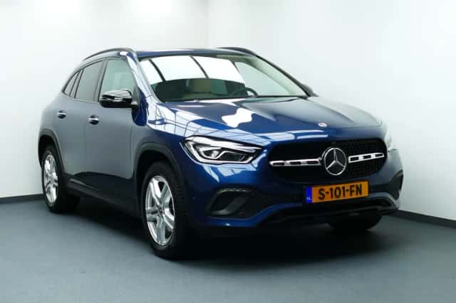 Mercedes-Benz GLA (2022) thumbnail 2