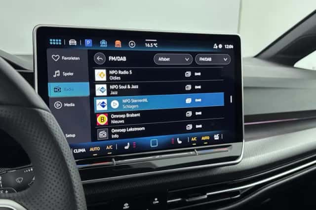 Volkswagen Golf (2025) thumbnail 4