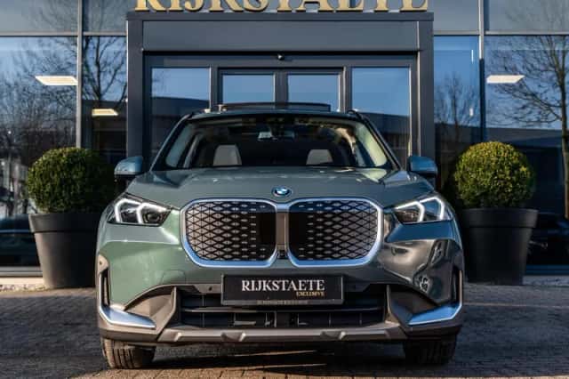 BMW iX1 (2025) thumbnail 2