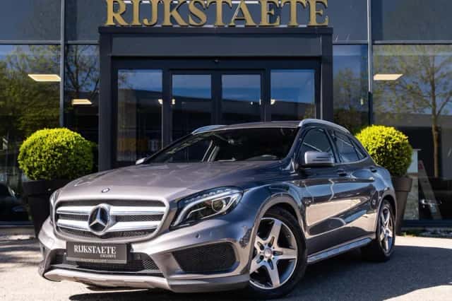 Mercedes-Benz GLA (2015) thumbnail 1