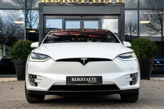 Tesla Model X (2017) thumbnail 2