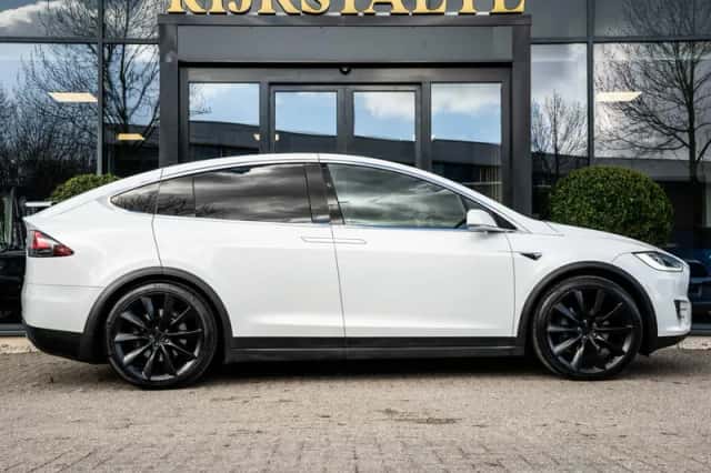 Tesla Model X (2017) thumbnail 4