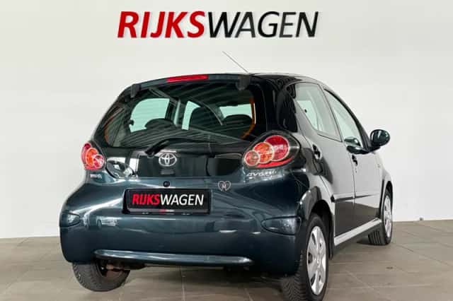 Toyota Aygo (2011) thumbnail 4