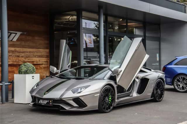 Lamborghini Aventador (2018) thumbnail 4