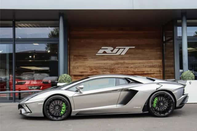 Lamborghini Aventador (2018) thumbnail 5