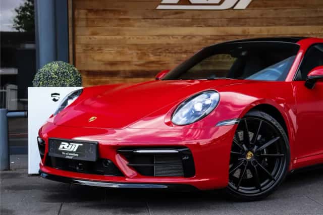 Porsche 911 (2021) thumbnail 2