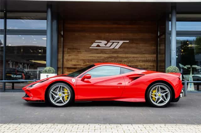 Ferrari F8 Tributo (2021) thumbnail 3