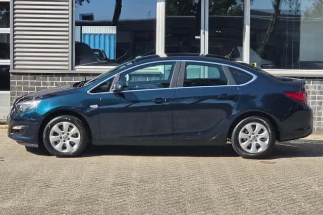 Opel Astra (2015) thumbnail 3