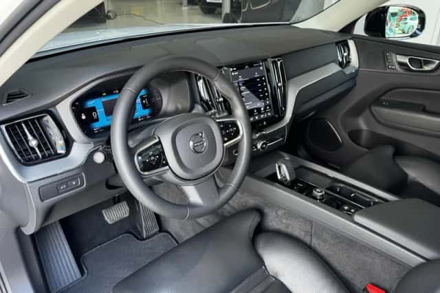 Volvo XC60 (2023) thumbnail 4