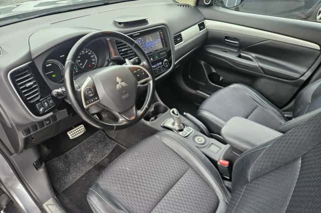 Mitsubishi Outlander (2013) thumbnail 2