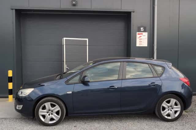 Opel Astra (2010) thumbnail 2