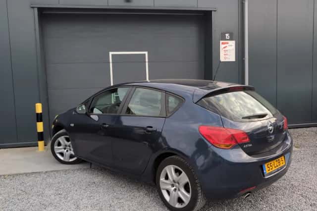 Opel Astra (2010) thumbnail 3